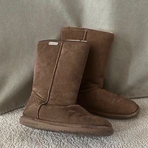 These are size 8 bearpaw boots. They are brown in color and mid calf length.